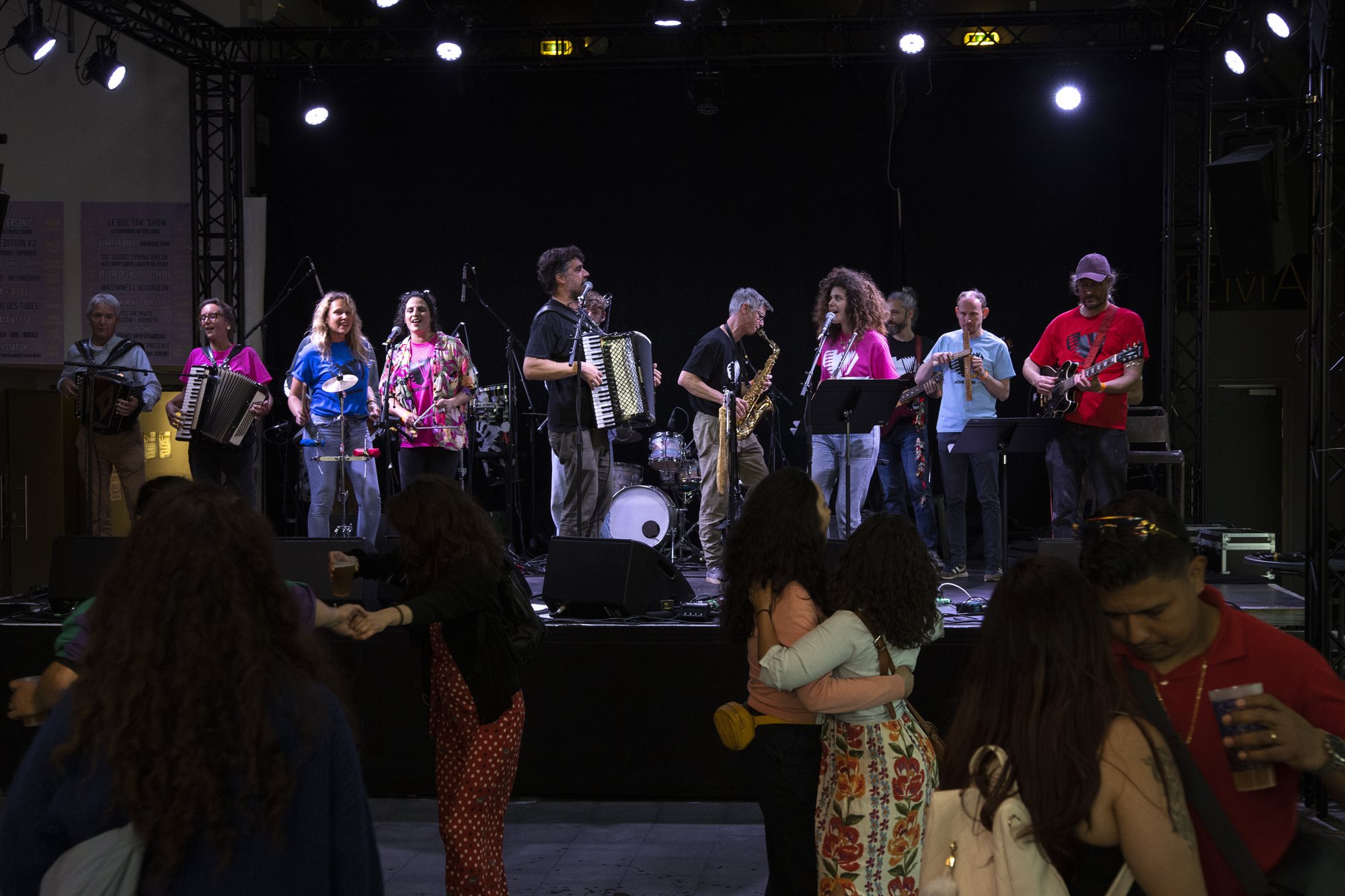 Atelier Messiê Forró — collectif sur scène au Bal Tak Show (Wazemmes, Lille)
