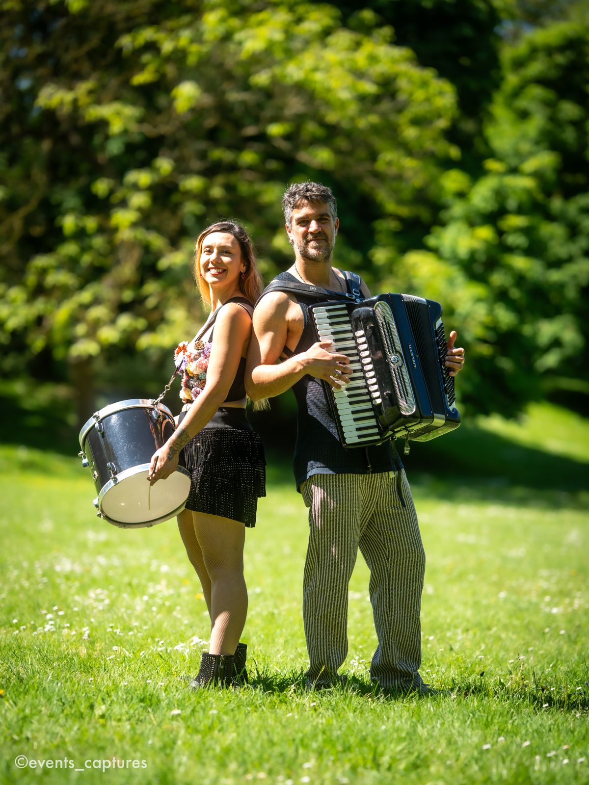 Balladeux — Rodrigo à l'accordéon et Pamela en plein air, instruments à la main
