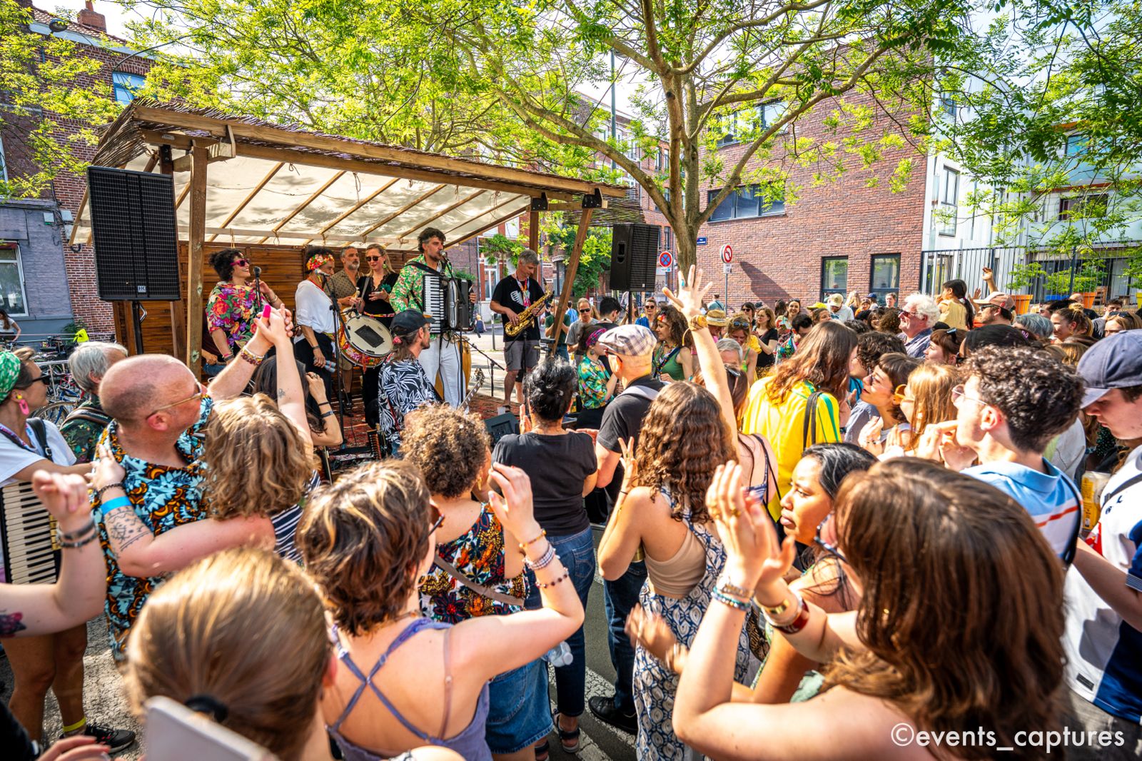 Le public qui danse devant la scène