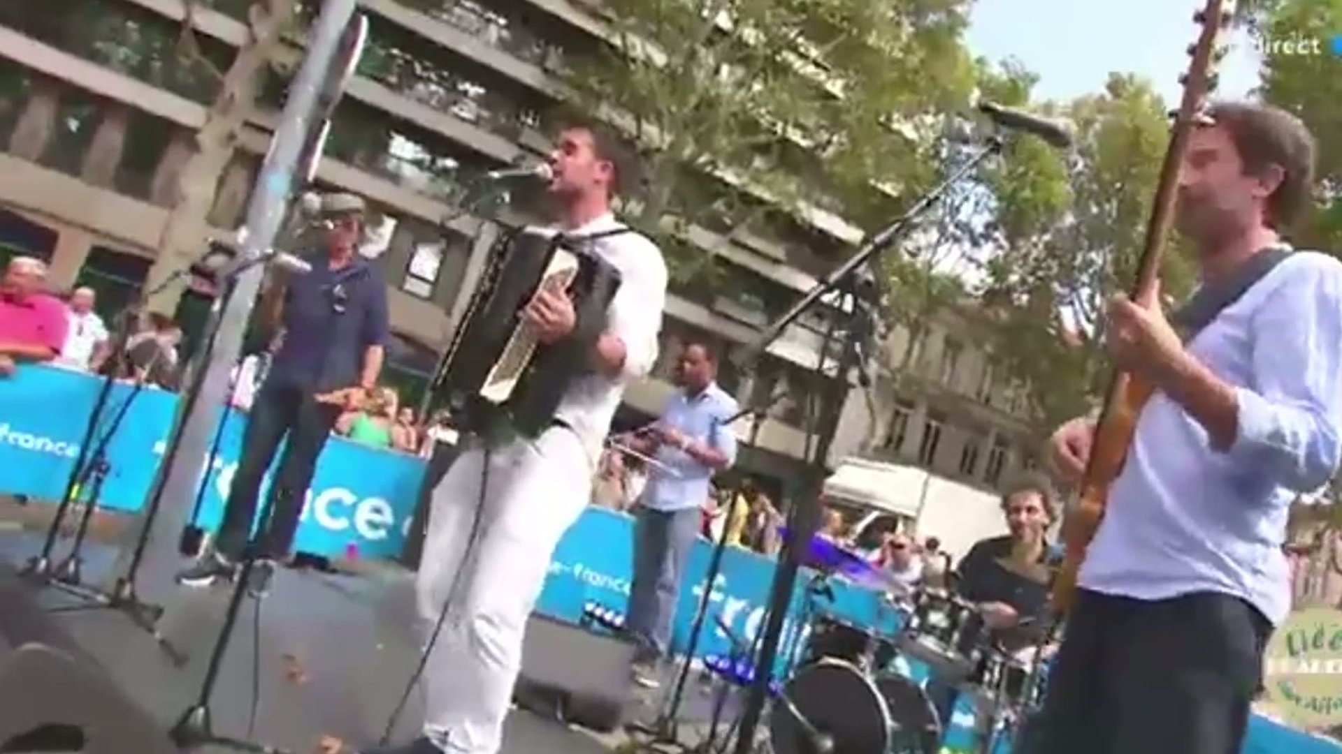 Le band en plein air, sous les arbres du Jardin Public
